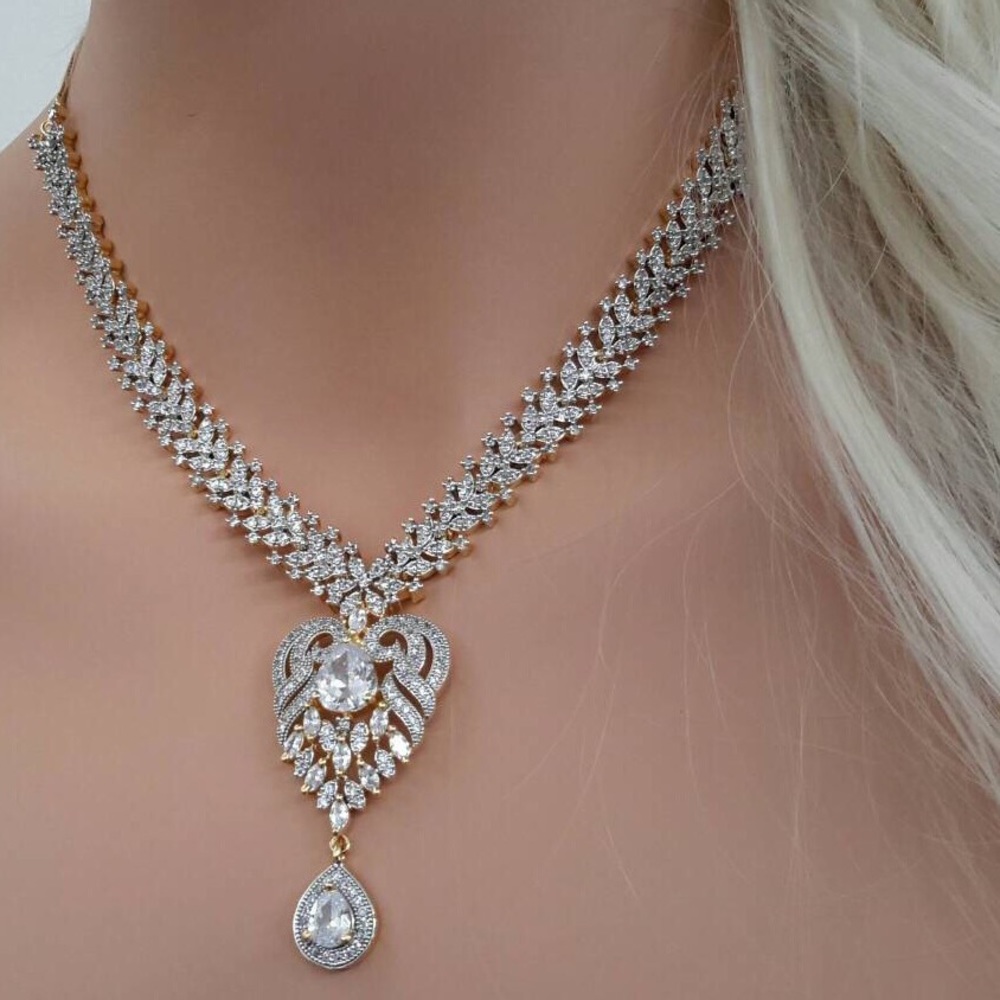 NWT Crystal Statement Necklace Set